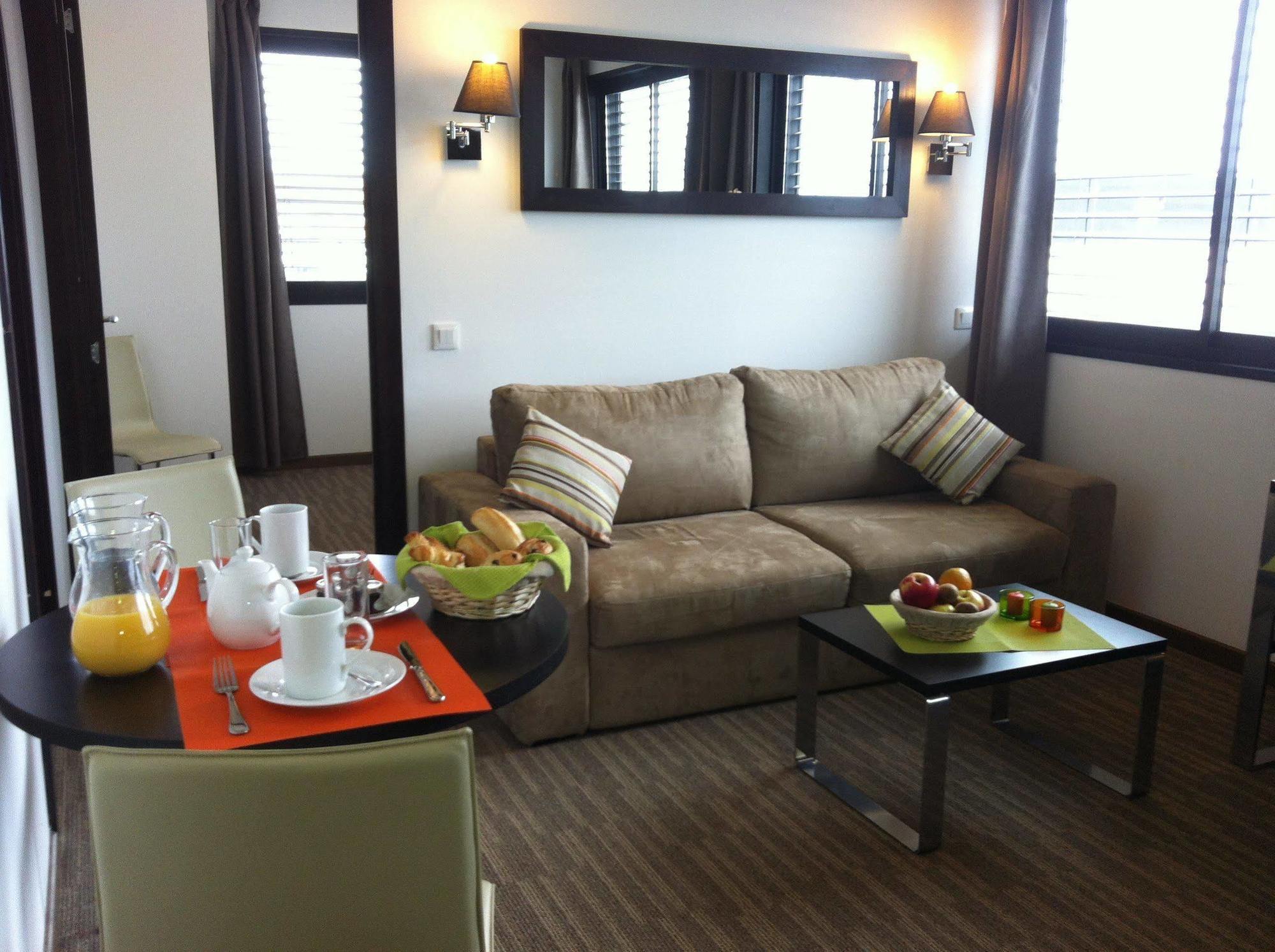 Zenitude Swiss Apparthotels Ferney-Voltaire Bagian luar foto